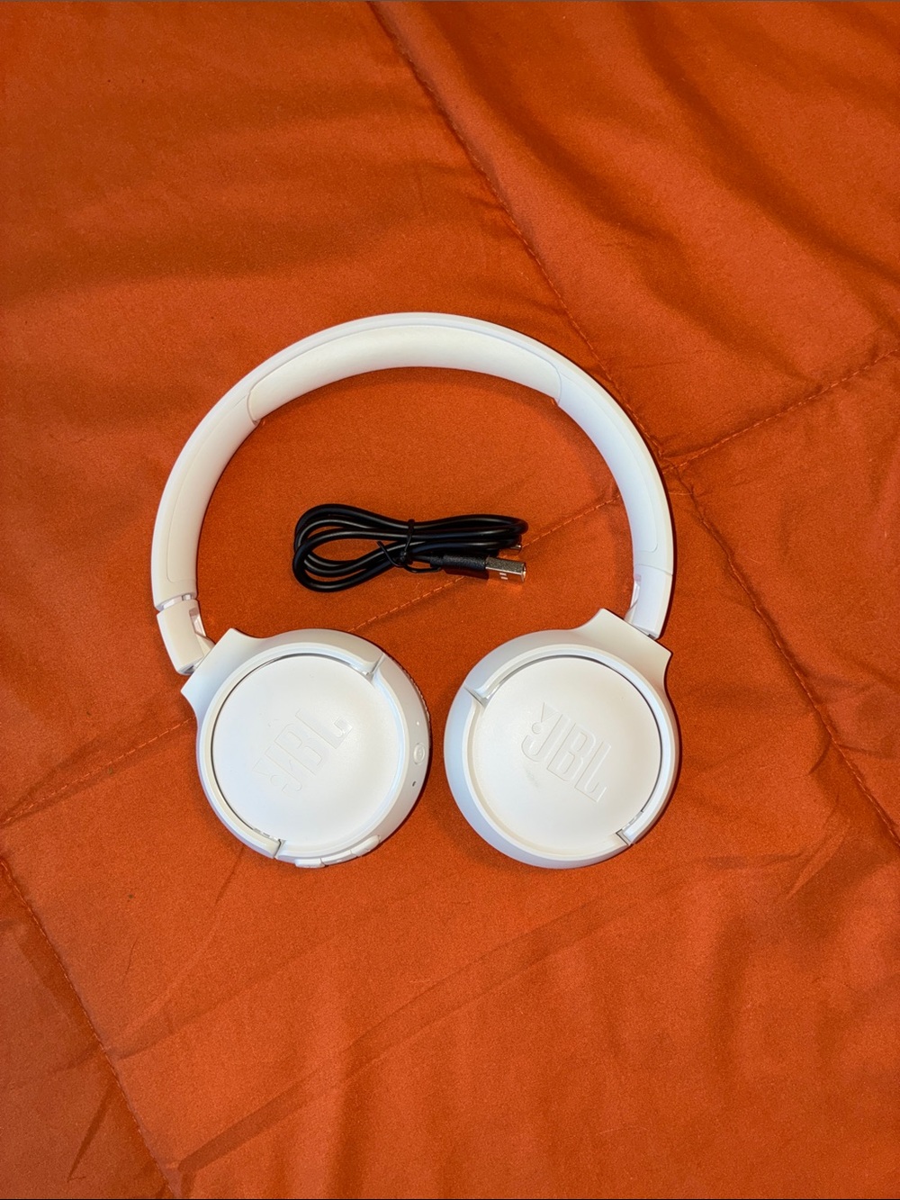 JBL White On-Ear Wireless Headphones with Charging Cable incl.
